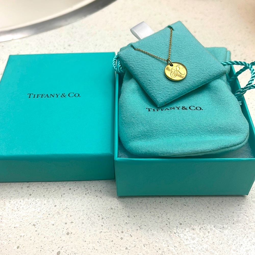Tiffany & Co 18k Initial necklace -R-